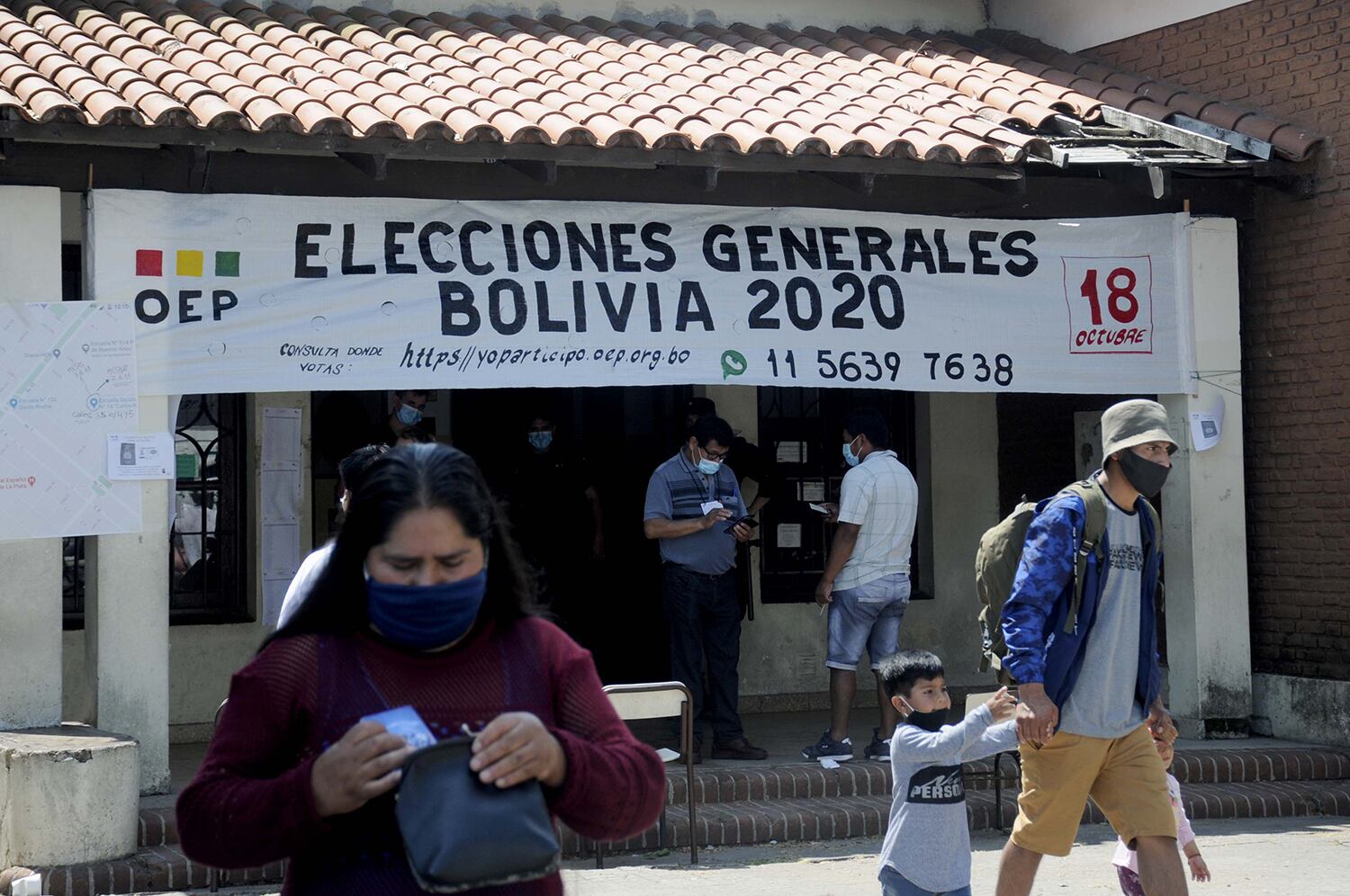 La Plata: ciudadanos bolivianos se retiran luego de votar.