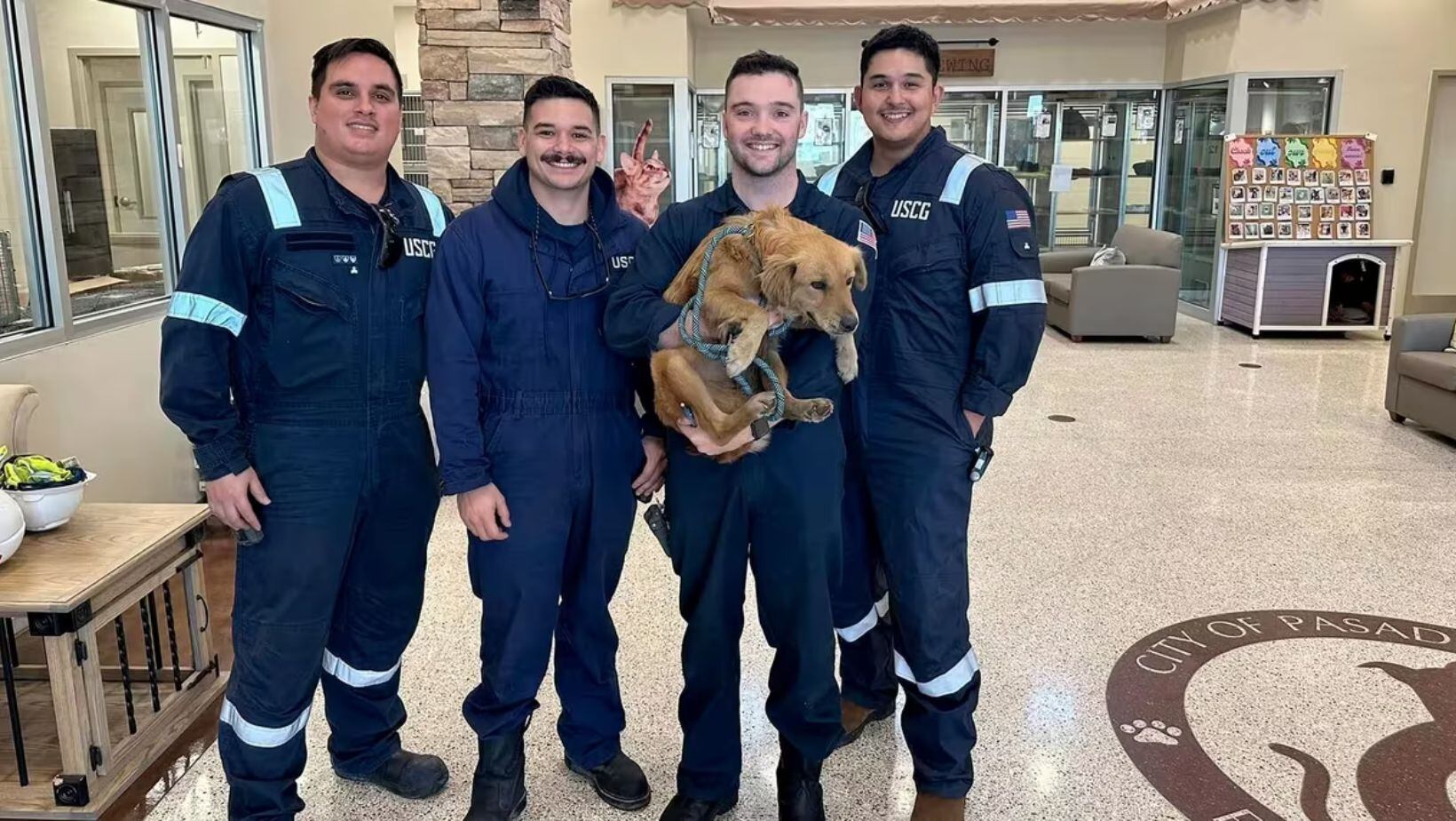 El equipo de la Guardia Costera que rescató a Connie del contenedor