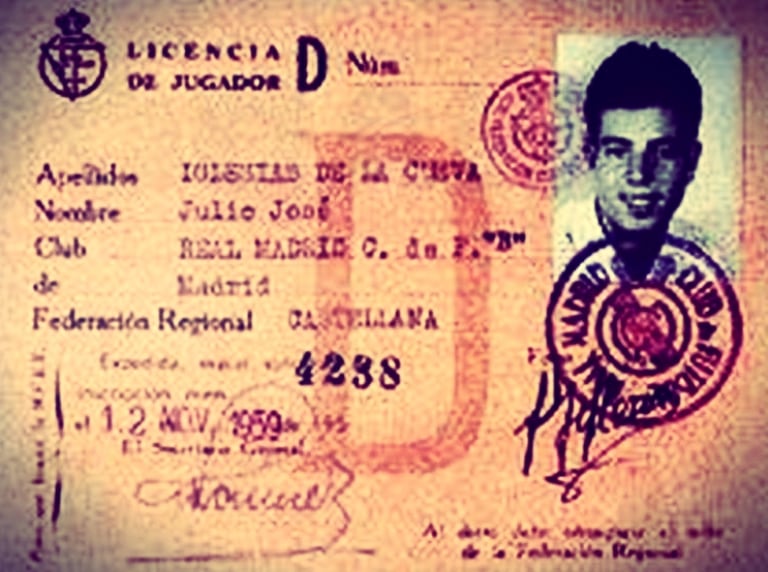 El carnet de Julio Iglesias en sus años de arquero del Real Madrid. Foto: Twitter @LaReimers.