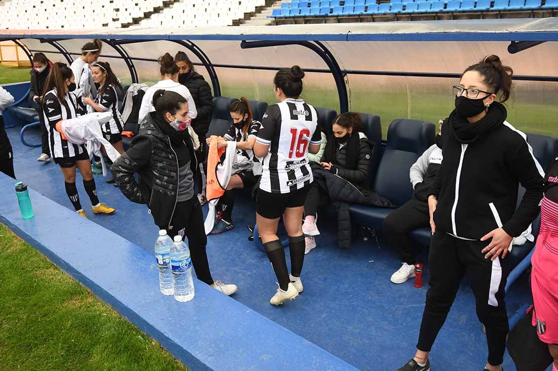 Las jugadoras de Gimnasia entran al banco de suplentes antes del comienzo del partido.