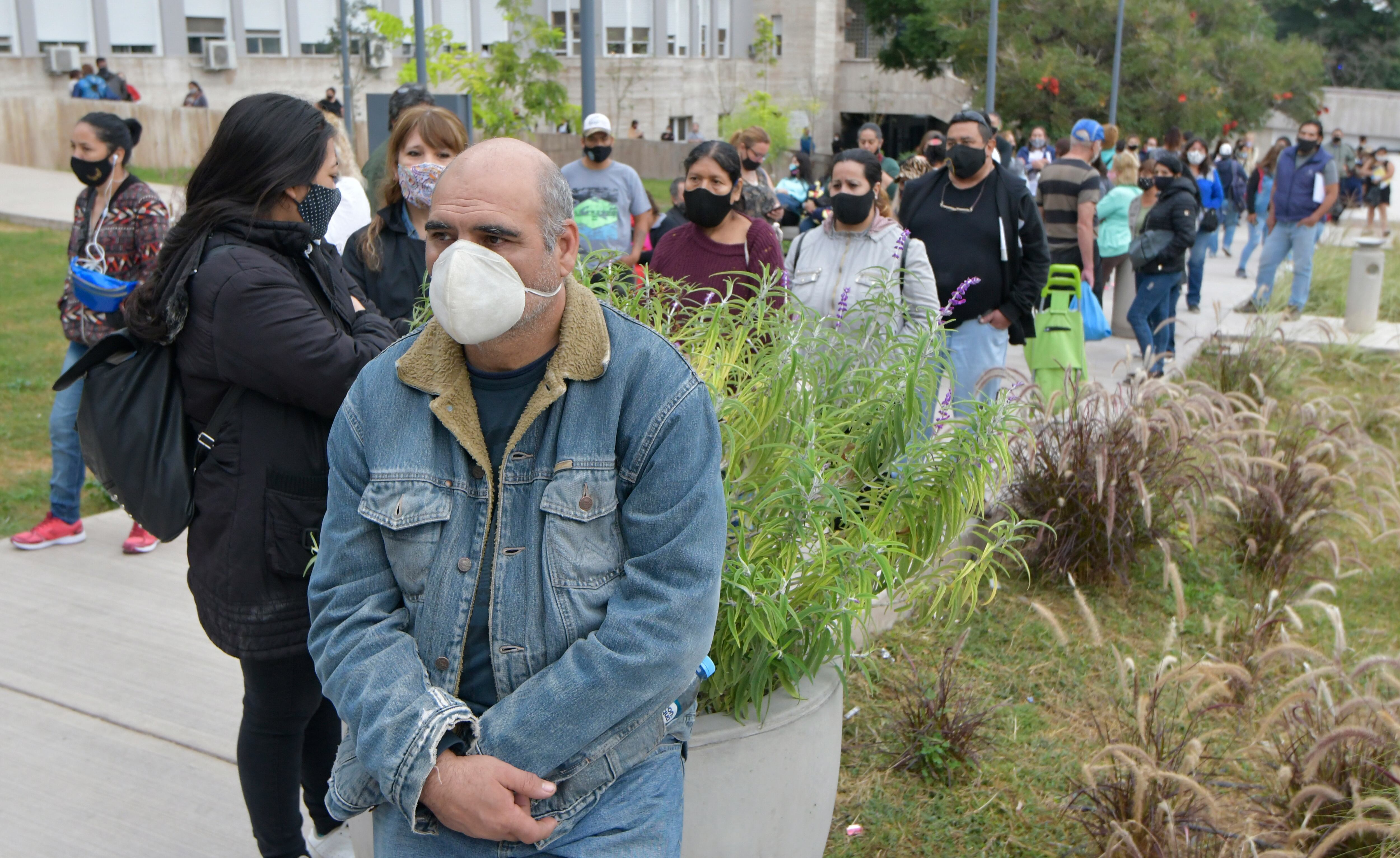 Largas filas se formaron en los hospitales y puntos de testo para solicitar un hisopado. 
