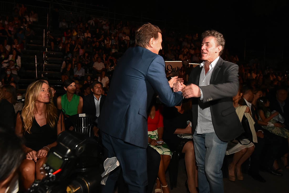 Fiesta de la Vendimia de la Ciudad de Mendoza 2022. El gobernador Rodolfo Suárez saluda al reconocido bailarín Maximiliano Guerra. Fotos: Mariana Villa / Los Andes