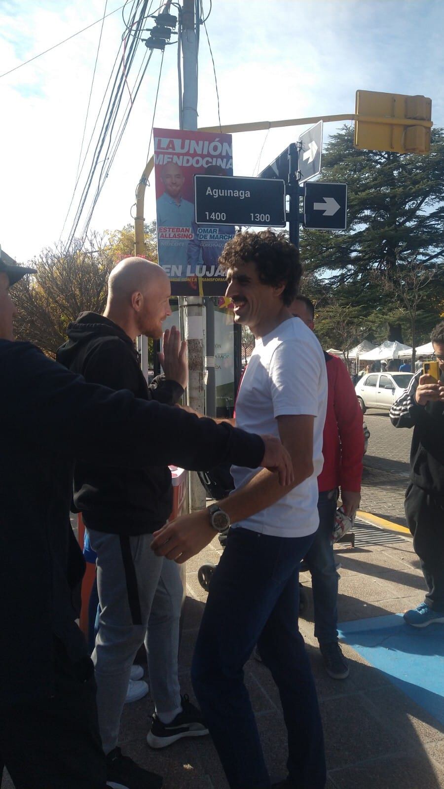 Esteban Allasino y Natalio Mema se encontraron en una esquina de Chacras de Coria. Hubo saludo y buena onda.