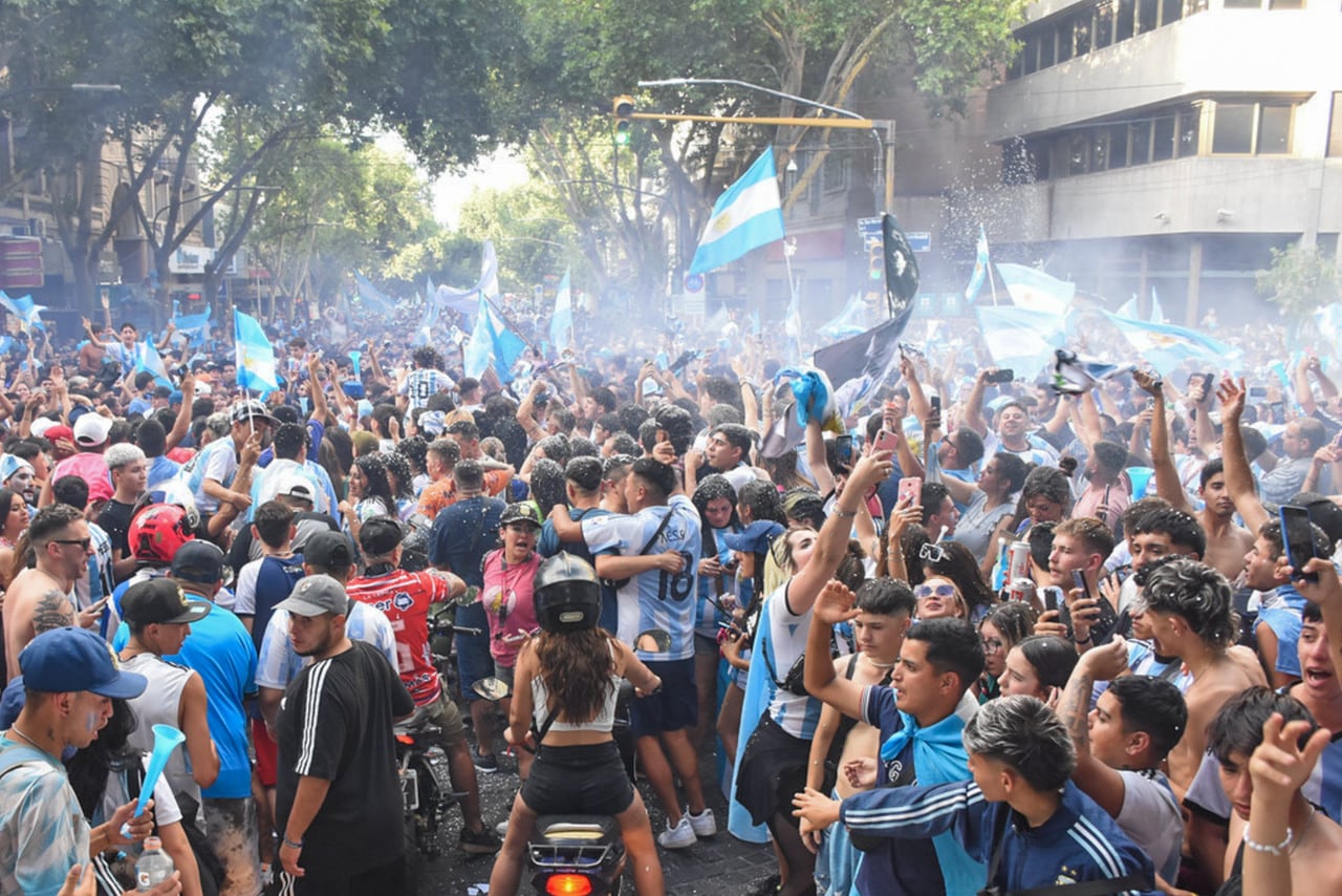 Argentina ya esta en cuarto de final y Mendoza lo festejo así. 
Foto: Mariana Villa / Los Andes