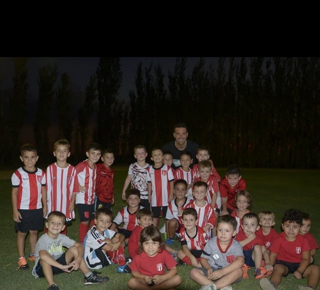 El DT de la Selección se encuentra en su pueblo natal y visitó uno de los clubes de fútbol para saludar a los jugadores. Instagram CAP.