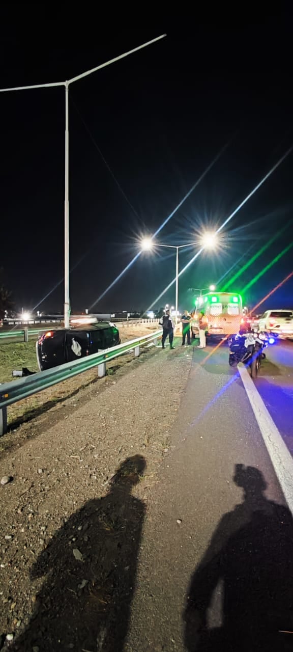 El vehículo quedó sobre la división entre ambos carriles del Acceso Sur. Foto: Gentileza. 