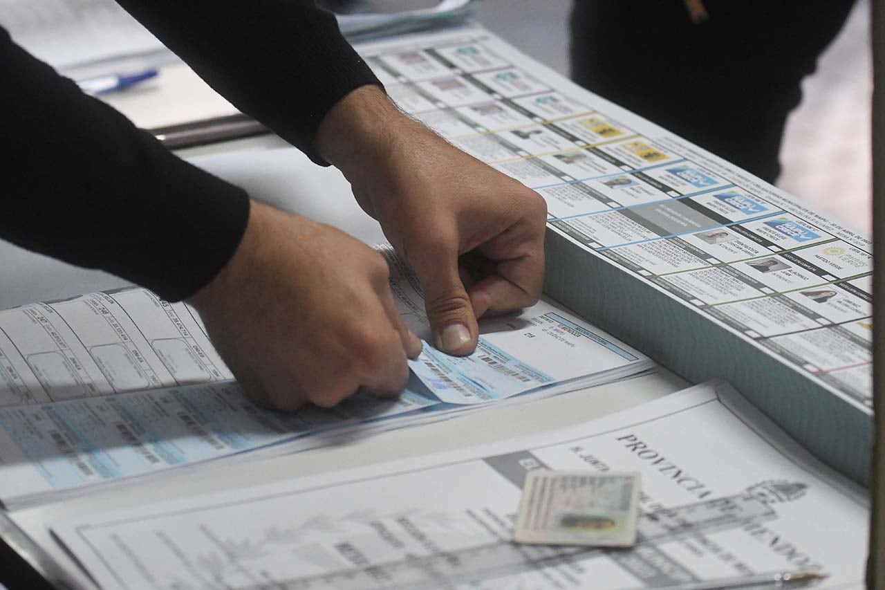 El color de las elecciones en Mendoza: el hombre que quiso votar a Messi y el “universo paralelo” de los turistas. Foto: José Gutierrez / Los Andes 