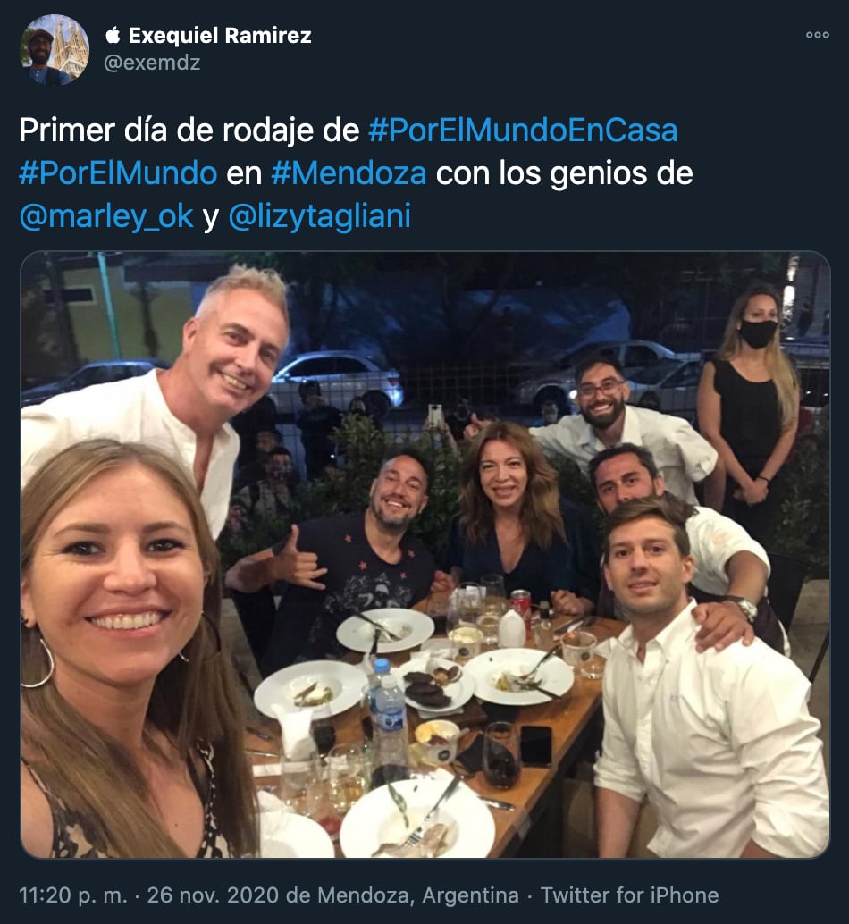 Ambos compartieron mesa con un grupo de amigos.