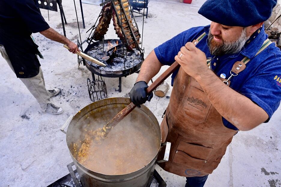 Locro y comidas típicas en la Plaza departamental
