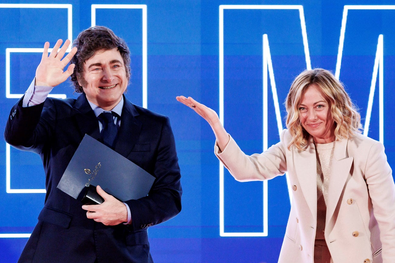 El presidente de Argentina, Javier Milei, y la Presidenta del Consejo de Ministros de Italia, Giorgia Meloni, saludan durante Atreju 2024 (Gentileza)