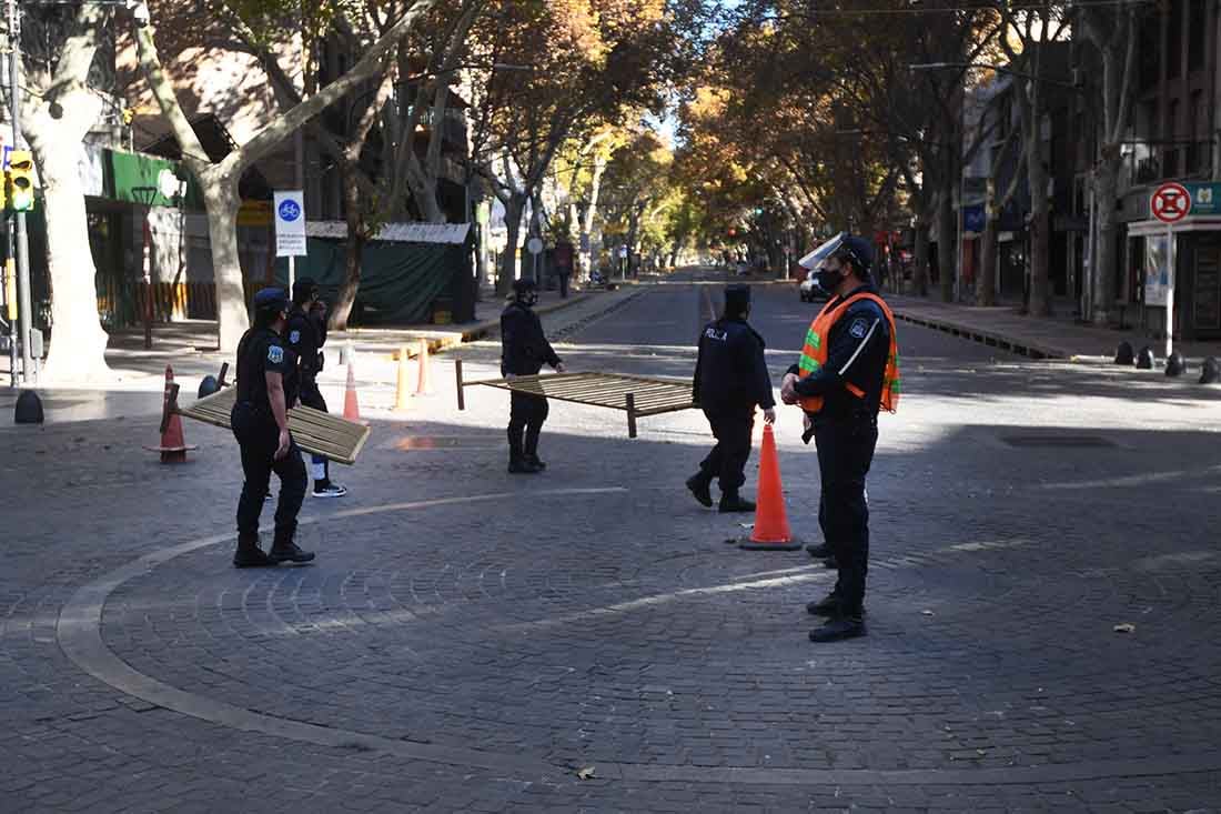 La policia  de Mendoza, prepara el vallado para evitar amontonamiento de personas en la manifestación contra las nuevas restricciones del Gobierno nacional por la pandemia