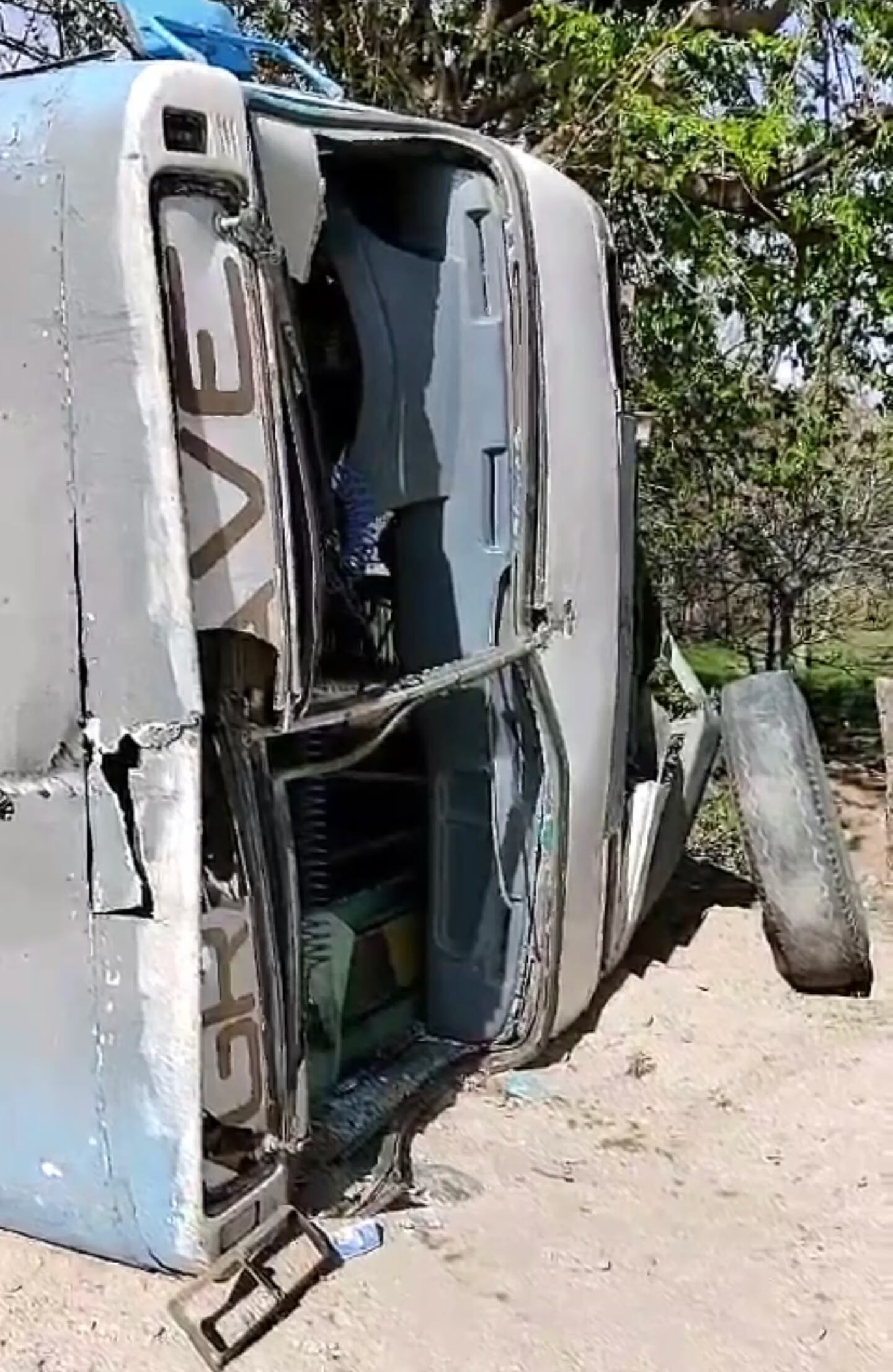 Paula fotografió cómo quedó el colectivo luego de que Vialidad intentara ponero de pie. Gentileza: TN.