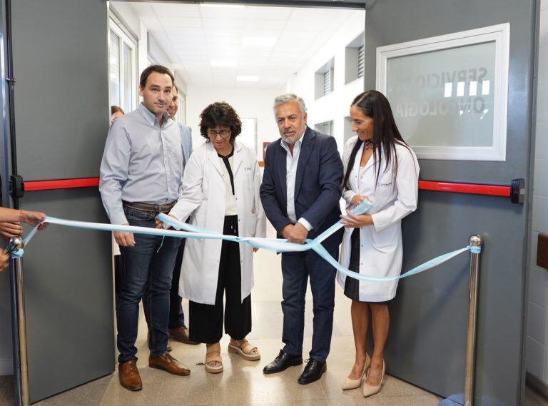 Para mejorar la atención de pacientes con cáncer el hospital Central inauguró un nuevo espacio. 
El servicio de Oncología tendrá un lugar de uso exclusivo en el que se ha sumado nueva tecnología, se ha buscado optimizar recursos y su refuncionalización. El acto contó con la presencia de autoridades, entre las que se contó el gobernador Alfredo Cornejo