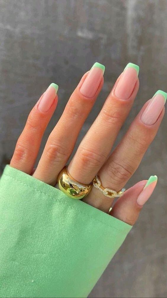 El verde sigue pisando fuerte esta temporada, asique no hay dudas que es una buena elección de color para tu manicura.