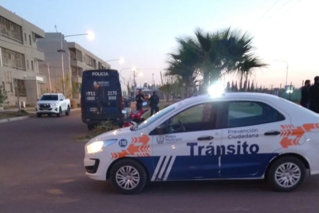 Vecinos de dos barrios en Maipú se enfrentaron por un cierre perimetral.