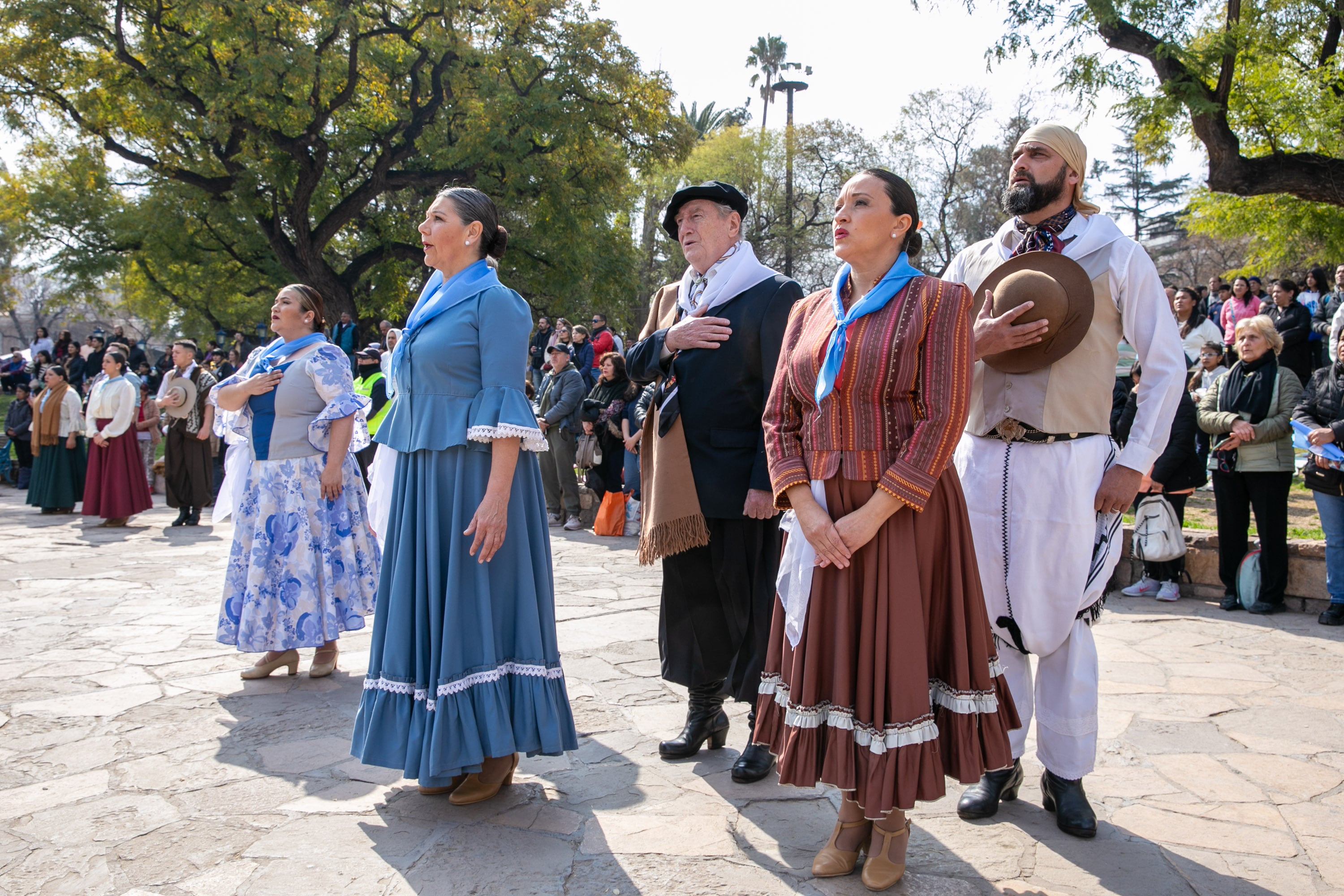 Una multitud homenajeó al General San Martín en la plaza Independencia