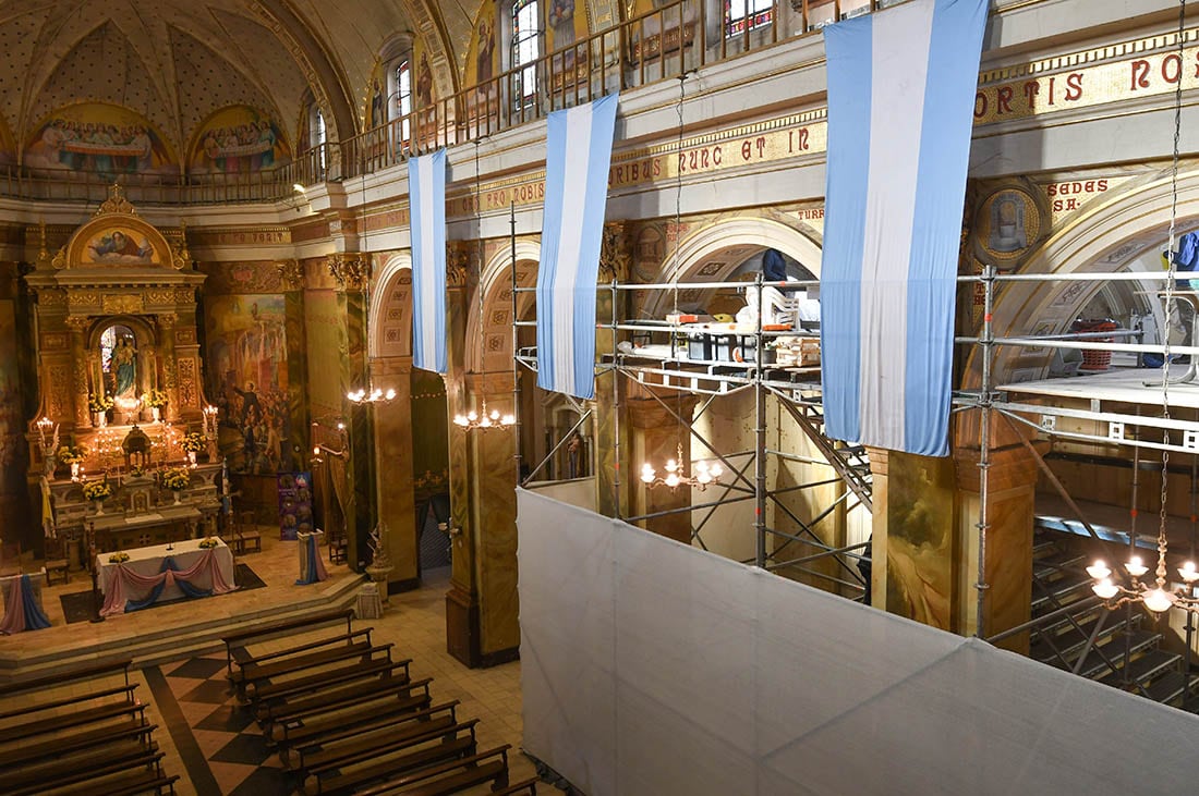 Un equipo de ingenieros patrimonialistas están realizando una restauración del edificio y de las pinturas del templo de la iglesia María Auxiliadora de Rodeo del Medio, Maipú. Foto: Marcelo Rolland / Los Andes