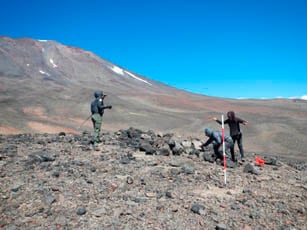 Parte del grupo de investigadores y guardaparques trabaja en la zona de la Laguna del Diamante y el volcán Maipo.