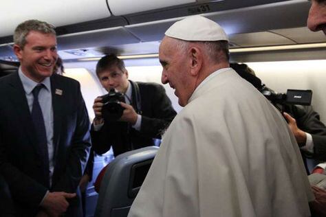 Matteo Bruni en uno de los viajes papales. Foto: Valores Religiosos