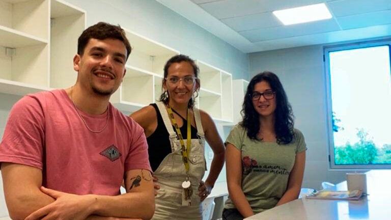 De izquierda a derecha, Mauro Coll (becario doctoral), Patricia Barrera y Jessica Gómez (becaria doctoral),  del Instituto de Histología y Embriología de Mendoza (IHEM). Foto: gentileza investigadores.