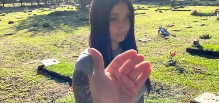 En el video se ve cómo quien hace de cuidador va tocando las lápidas del cementerio. 