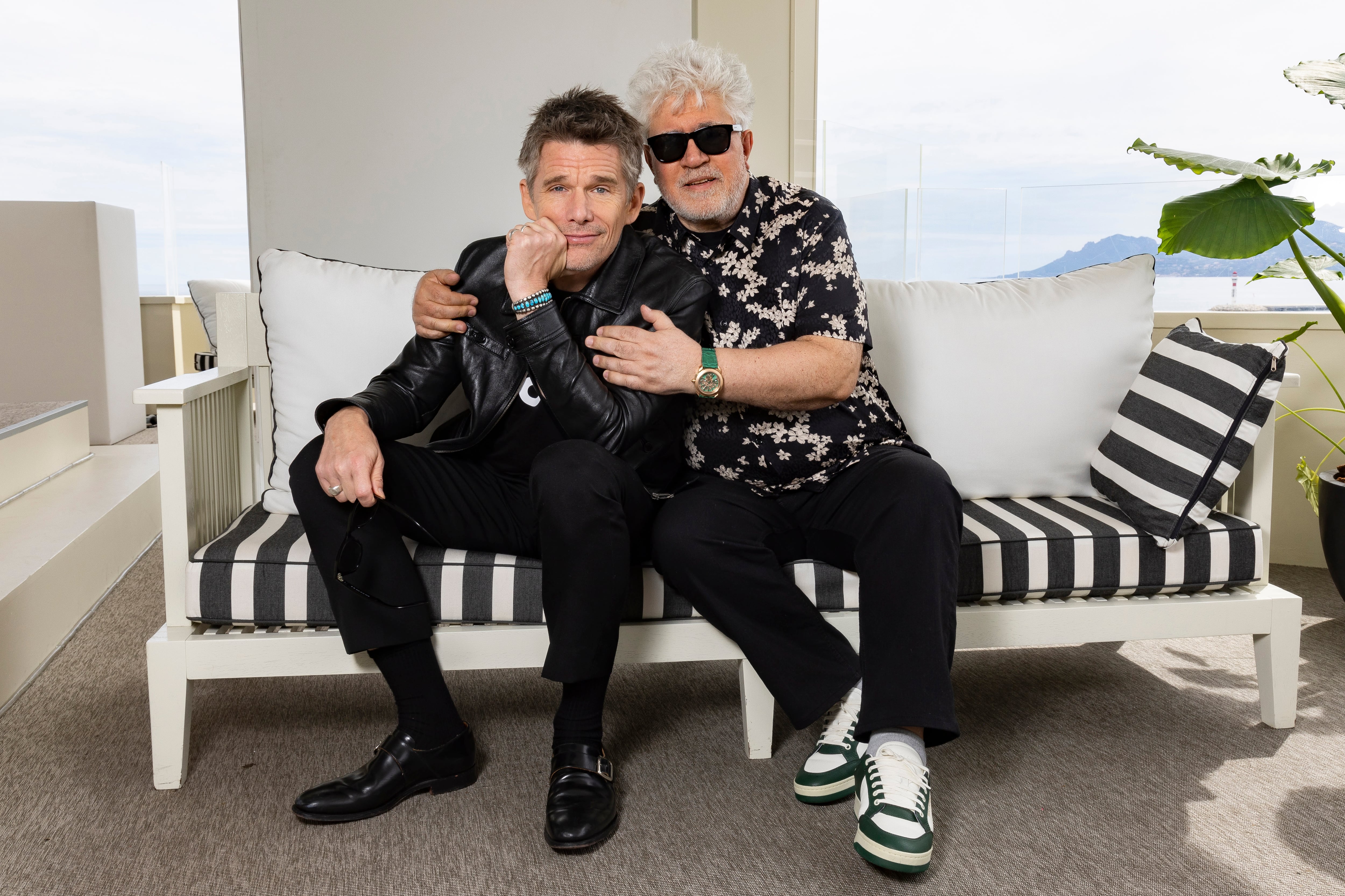 Ethan Hawke, izquierda, y el director Pedro Almodóvar posan para promover el corto 'Extraña forma de vida' en la 76a edición del festival internacional de cine de Cannes, en el sur de Francia, el jueves 18 de mayo de 2023. (Foto Joel C Ryan/Invision/AP)