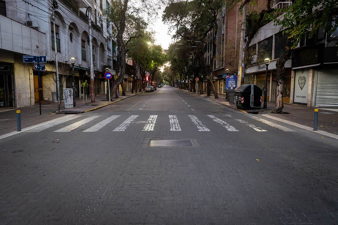 Las calles del centro mendocino se vieron desiertas.