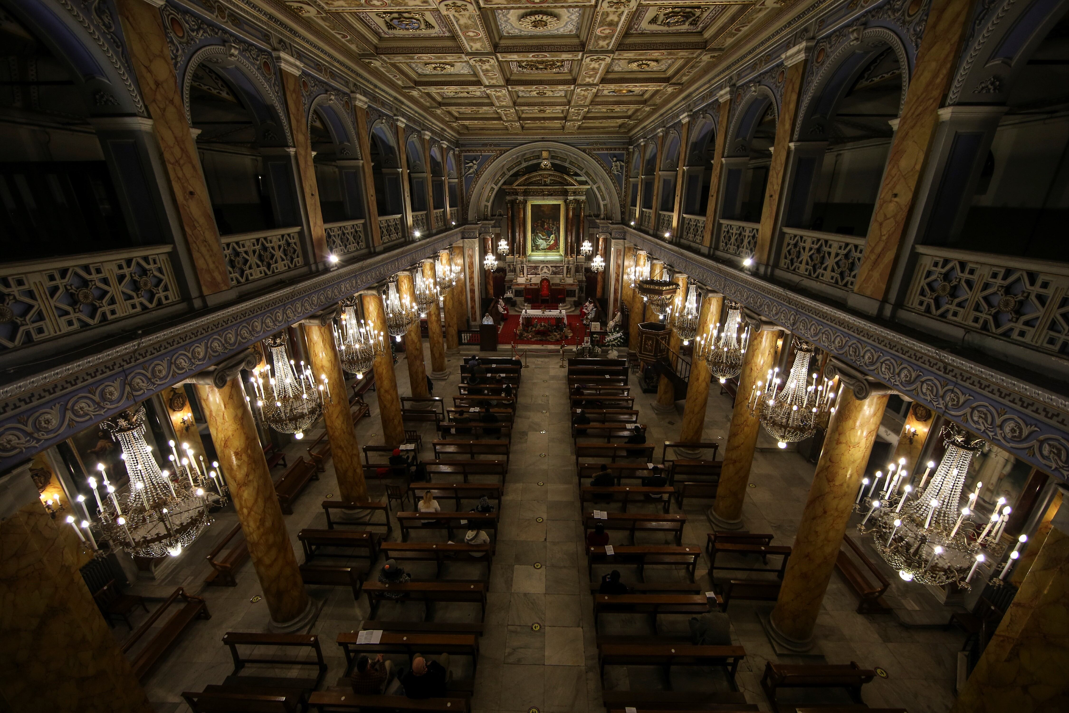 La gente asiste a una misa de Nochebuena en la Catedral Católica del Espíritu Santo, conocida como la Catedral de San Esprit, en el centro de Estambul.