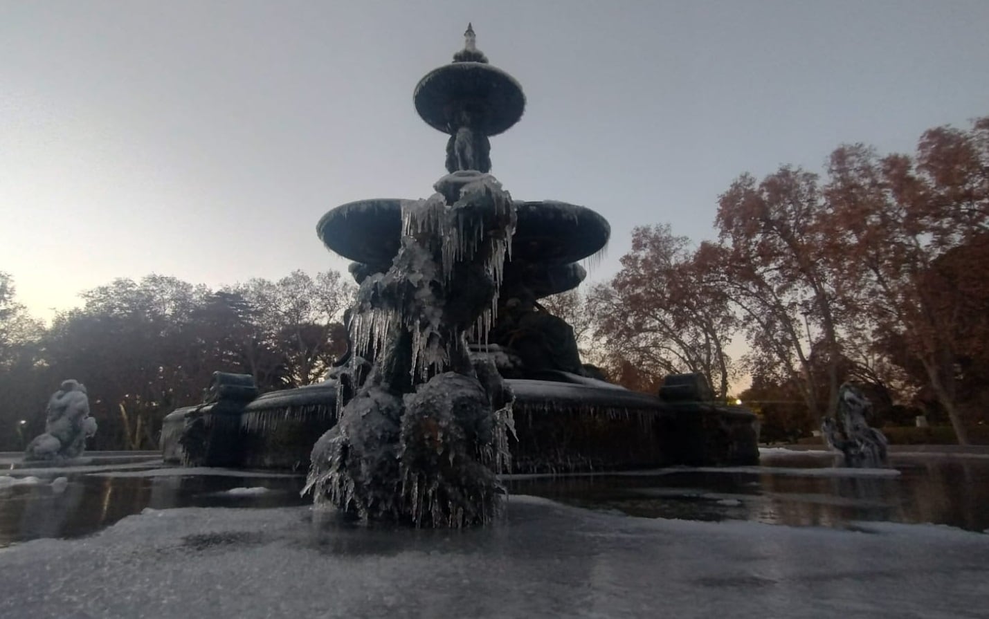 Por el frío, la Fuente de los Continentes amaneció congelada en el parque General San Martín (Gentileza X @MATIPASCUALETTI)