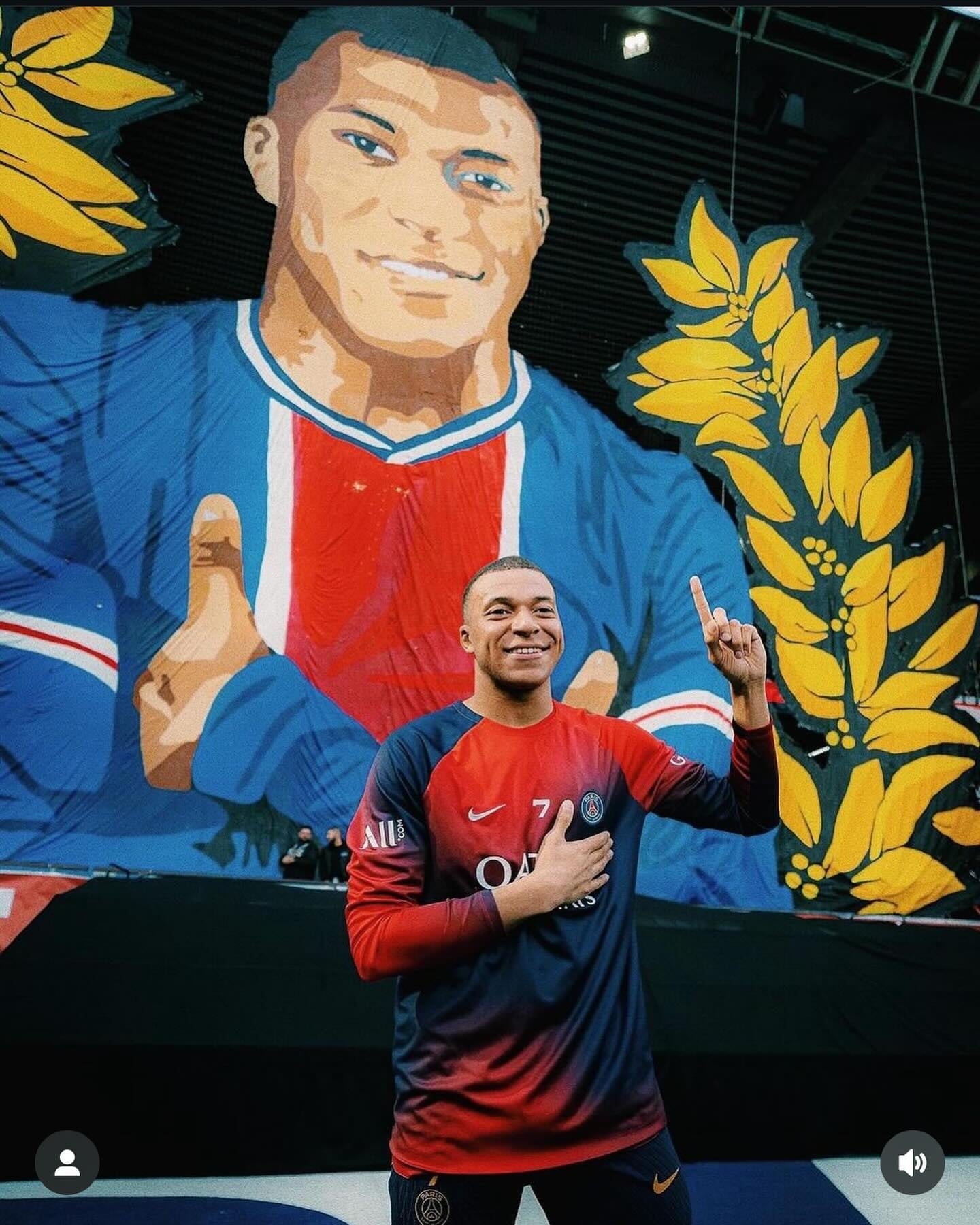 Kylian Mbappé con la bandera que le hicieron los ultras