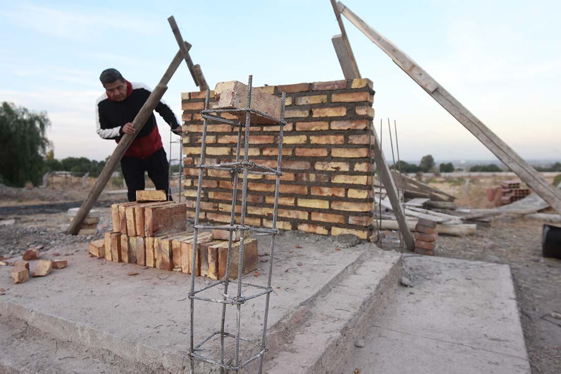 Ladrones robaron materiales de construcción y hasta las columnas de hierro que estaban listas para llenarlas de hormigón, donde los bomberos instalan un centro de monitoreo.


Foto: José Gutierrez / Los Andes 