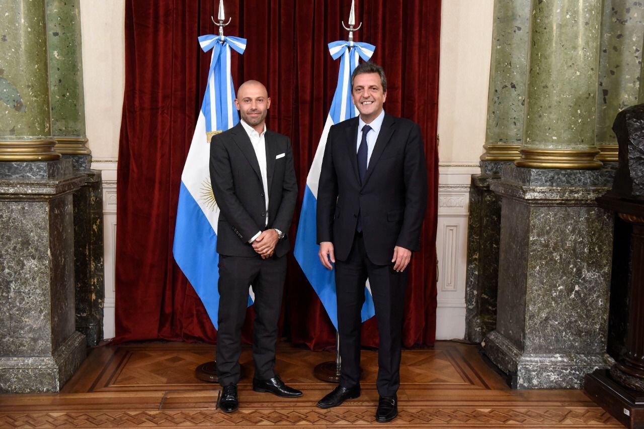 Javier Mascherano junto al presidente de la Cámara de Diputados, Sergio Massa.