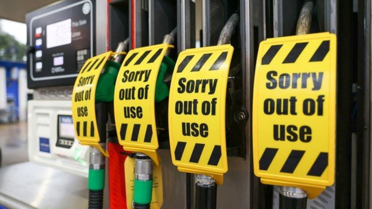 "Fuera de servicio" reza en las mangueras de los surtidores, en una estación Esso, en Gran Bretaña. Foto: Bloomberg / Clarín.