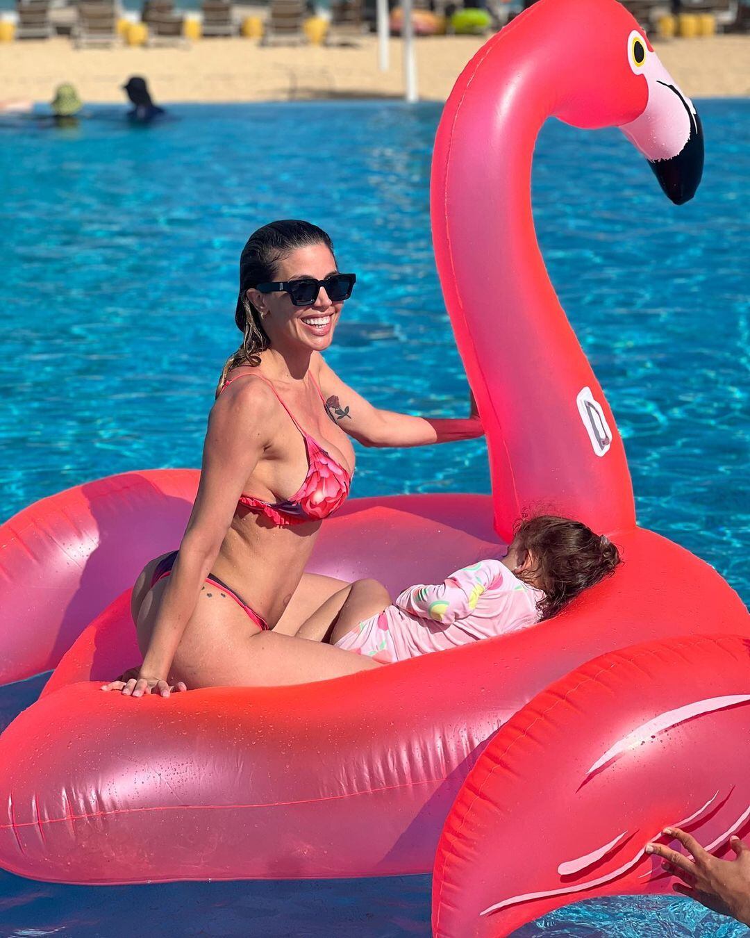 Virginia Gallardo sobre un inflable en la piscina