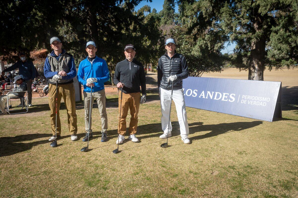 A punto de empezar el juego: Guillermo Atozqui, Camilo de Lillo, Javier Michelini y Leandro Biritos

Foto: Ignacio Blanco / Los Andes