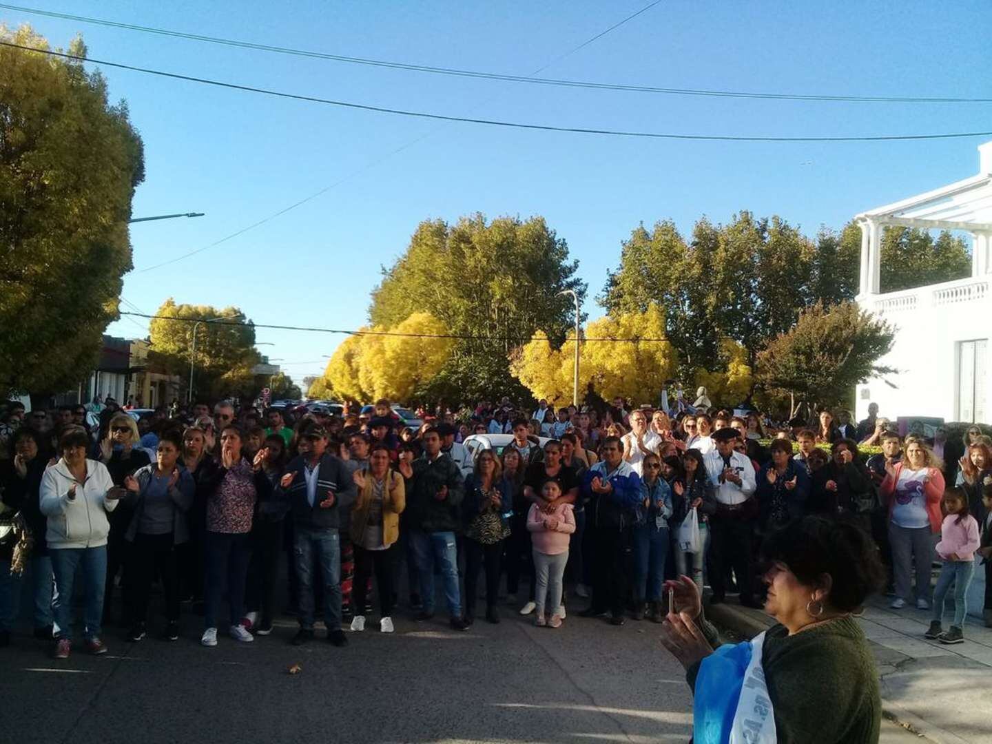 Los manifestantes se expresaron pacíficamente y marcharon hasta la Comisaría local, alzando carteles que, entre otros, decían: “¿dónde está Juan? y “necesitamos dar con su paradero”.