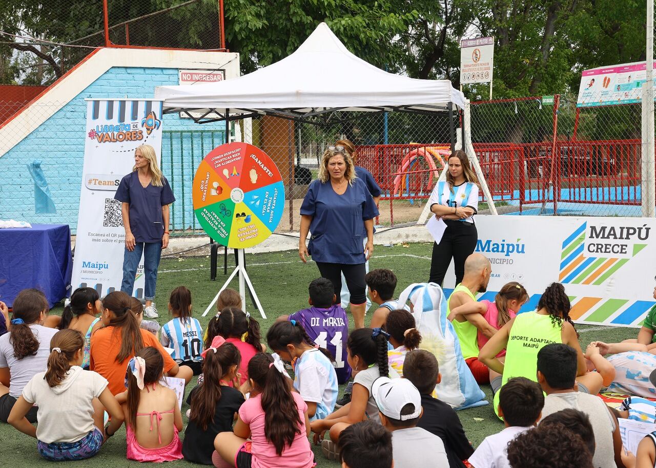 Stevanato presentó “Libreta de Valores” en las escuelas de verano del departamento. Foto: Prensa Maipú