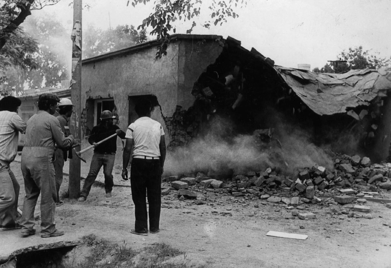 Muchas construcciones dañadas tras el sismo debieron derribarse por seguridad. | Foto: Archivo / Los Andes