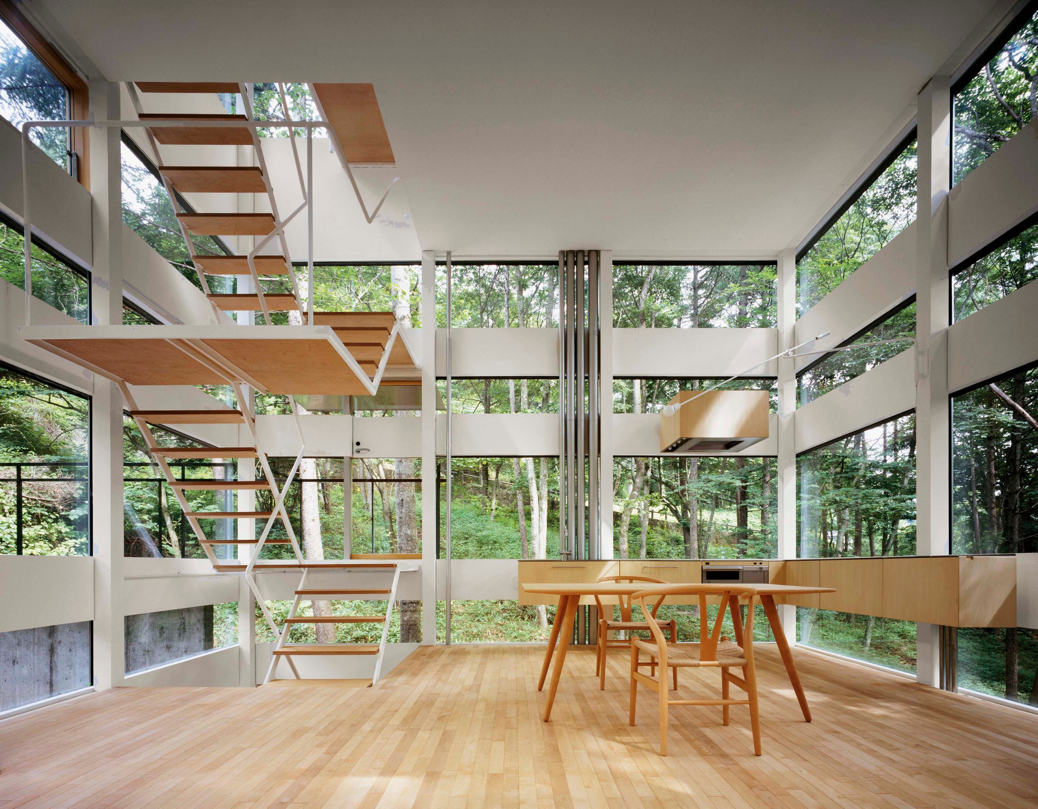 La “Casa anillo”, de los arquitectos Tabei-Nabeshina, es una sorprendente minitorre enclavada en el bosque de Karuizawa, cerca de Tokio. Su diseño permite una vista de la naturaleza de 360º, de modo que toda la casa parece disolverse en el entorno.