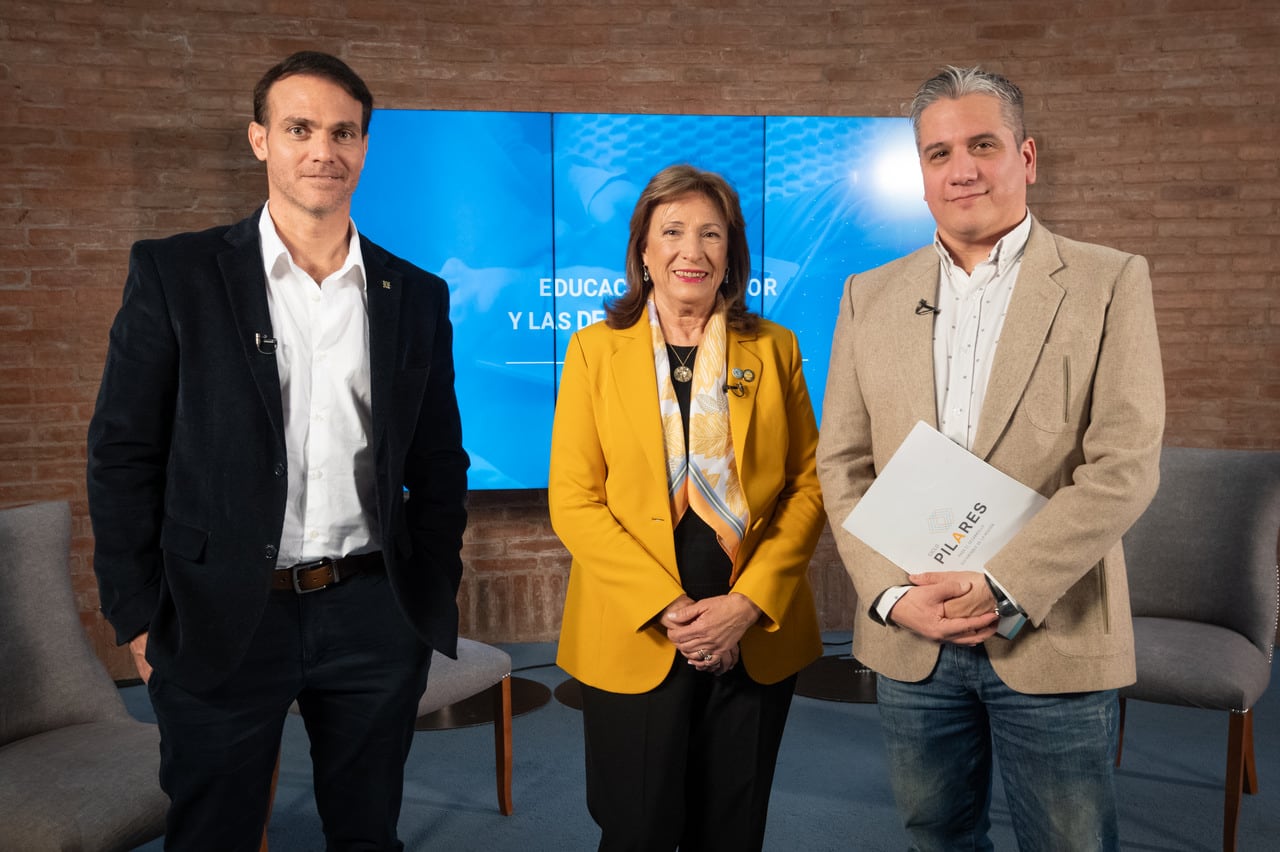 Esther Sánchez, rectora de la UNCuyo, y Gustavo Gioacchini, subsecretario académico de la UTN, dialogaron con Fernando Toledo.  
Foto: Ignacio Blanco / Los Andes