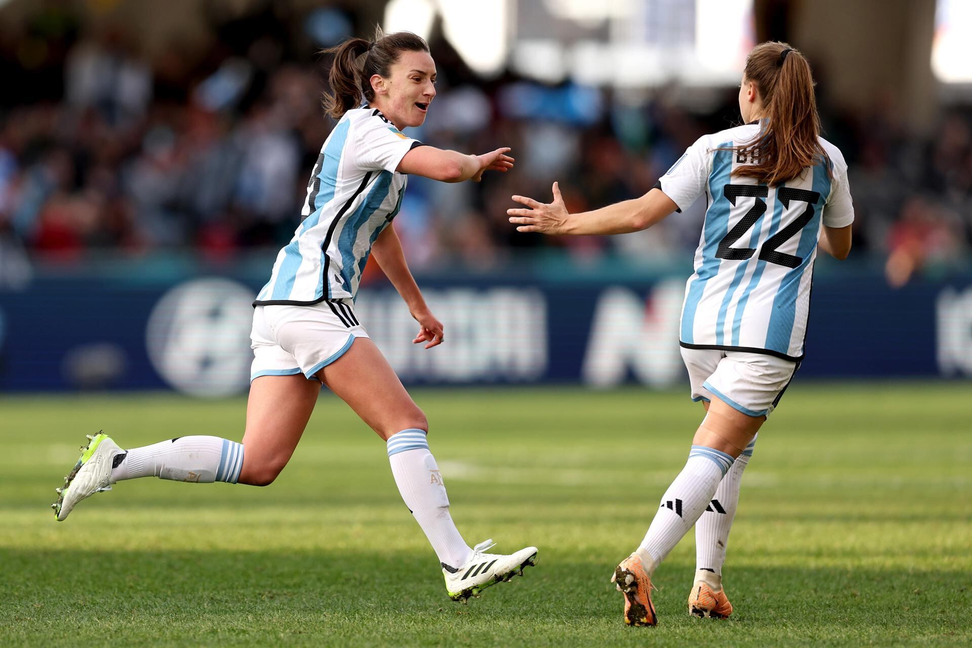 Sophia Braun festeja junto a la mendocina Estefania Banini el primer gol de Argentina en el empate ante Sudáfrica. EFE/EPA/RITCHIE B. TONGO
