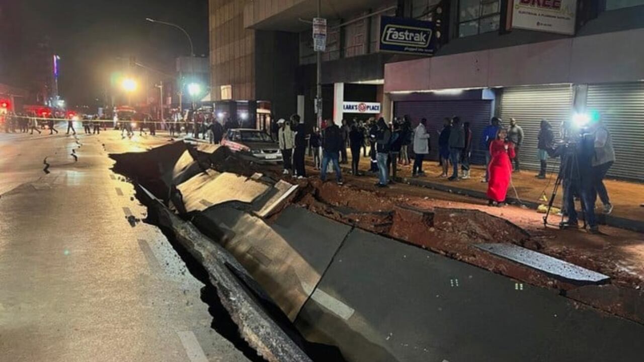 La impactante explosión de una calle en Sudáfrica que dejó un muerto y 48 heridos. Gentileza: Clarín.