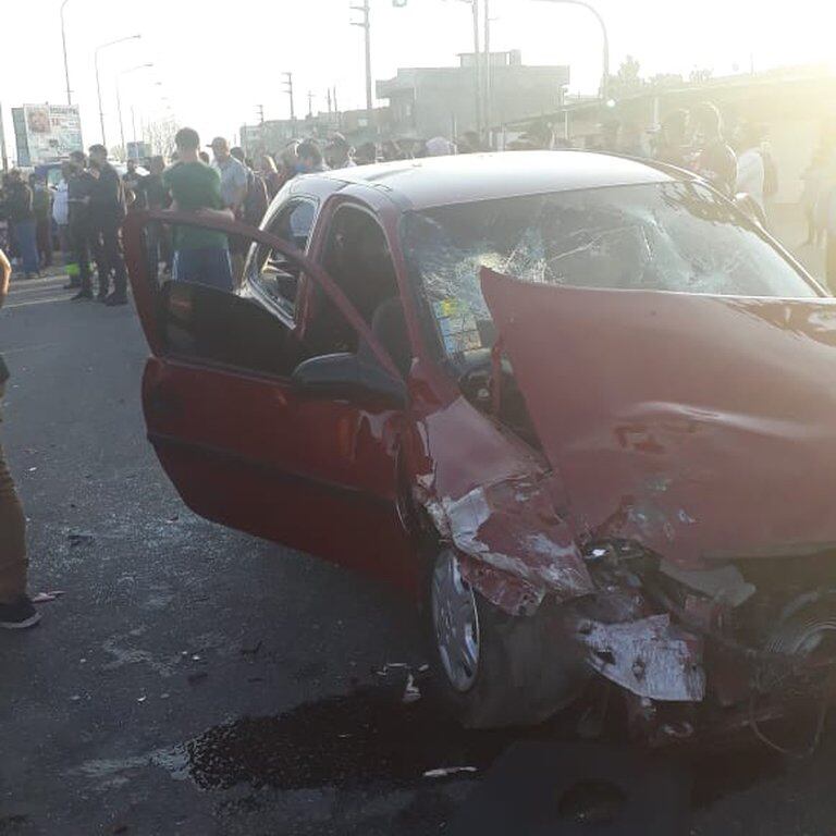 Así quedó el auto que corría una picada y atropelló a un niño de 6 años.