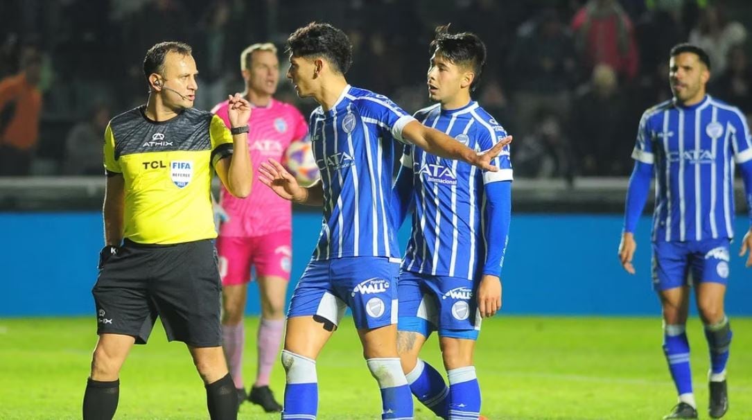 Según los jugadores del Tomba, Darío Herrera les faltó el respeto en el partido ante Banfield.