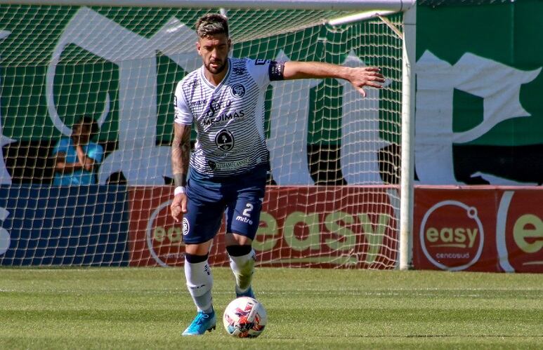 Independiente Rivadavia se puso en ventaja con gol de Diego Cardozo.