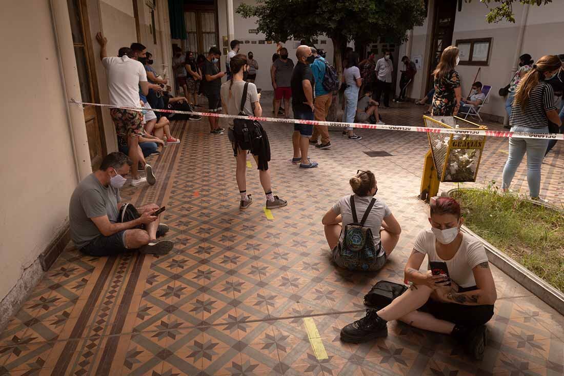 Colegio Agustin Alvarez.
Aumentaron los centros de testeo de Covid-19, pero siguen las demoras.
Luego de que durante los primeros días del 2022 hubiera una alta demanda para testeos de coronavirus, el Ministerio de Salud llevó a 77 los puntos para realizar pruebas. 
Luego de ser hisopados deben esperar quince minutos que le den el resultado. Foto: Ignacio Blanco