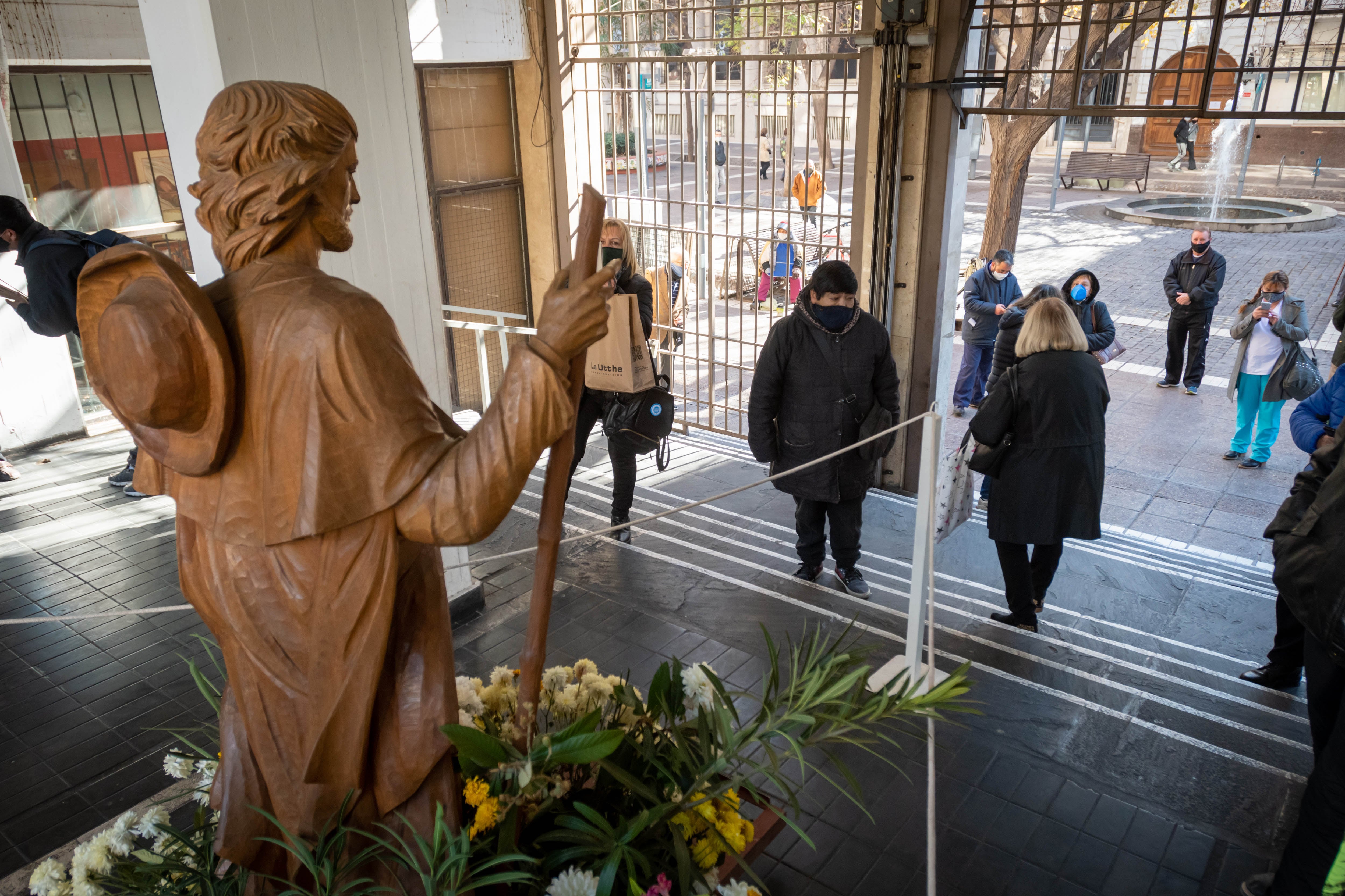 Festejos de Patrón Santiago, 
Por el aislamiento social preventivo y obligatoria solo se realizo una misa con pocos fieles presentes y de forma virtual

Foto: Ignacio Blanco / Los Andes