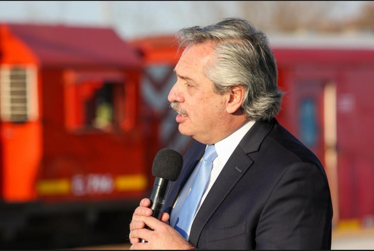 El presidente Alberto Fernández inauguró una estación de tren y criticó a Macri. 