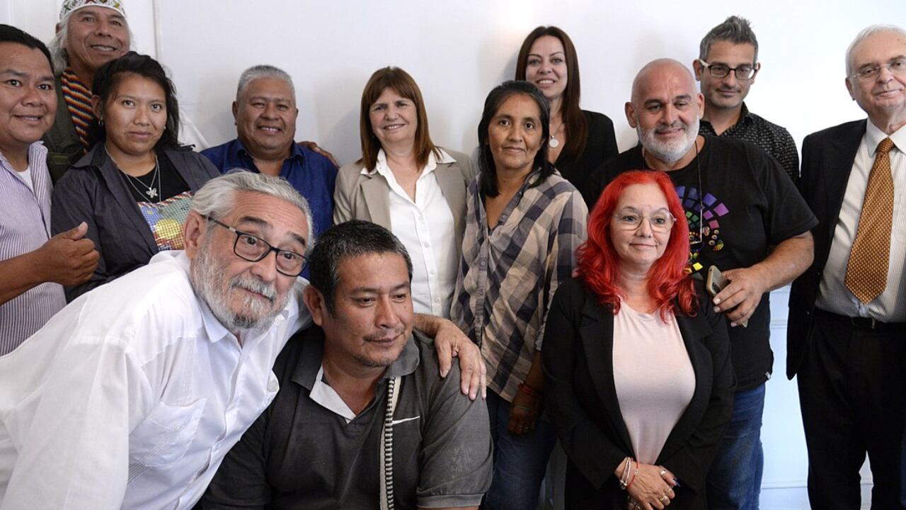 Integrantes de la comunidad Qom junto a la ministra de Seguridad, Patricia Bullrich y la ministra de Capital Humano, Sandra Pettovello, en Casa Rosada. Foto: Gentileza.