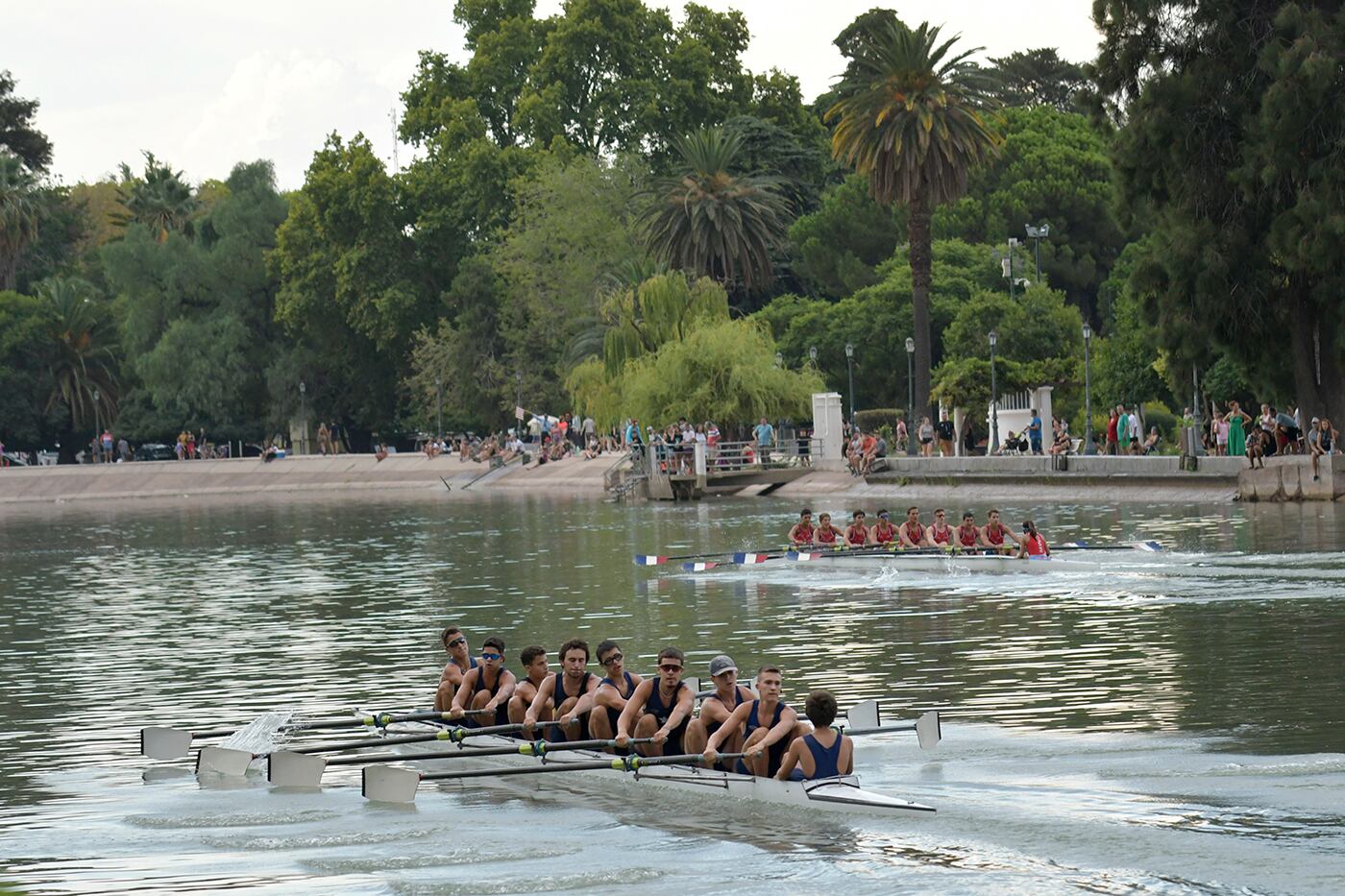 Postal de domingo  en el Lago del Parque General San Martín. Final de la Regata Internacional Vendimia 2023, categoría menores Super 8, con timonel . Foto : Orlando Pelichotti